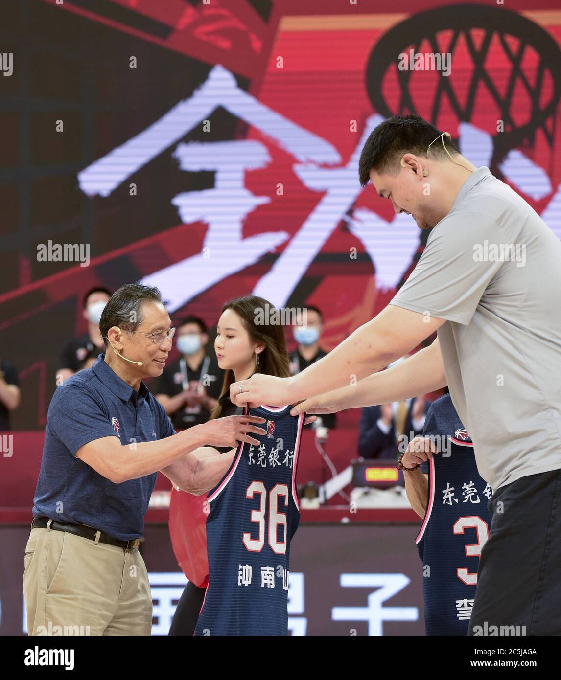 Dongguan, la provincia cinese di Guangdong. 3 luglio 2020. Yao Ming (R), presidente della Chinese Basketball Association (CBA), presenta una maglia al rinomato specialista cinese delle vie respiratorie Zhong Nanshan (L) prima di una partita tra i draghi Jiangsu e le tigri meridionali Guangdong alla lega 2019-2020 della Chinese Basketball Association (CBA) a Dongguan, provincia del Guangdong, 3 luglio 2020. Credit: LU Hanxin/Xinhua/Alamy Live News Foto Stock