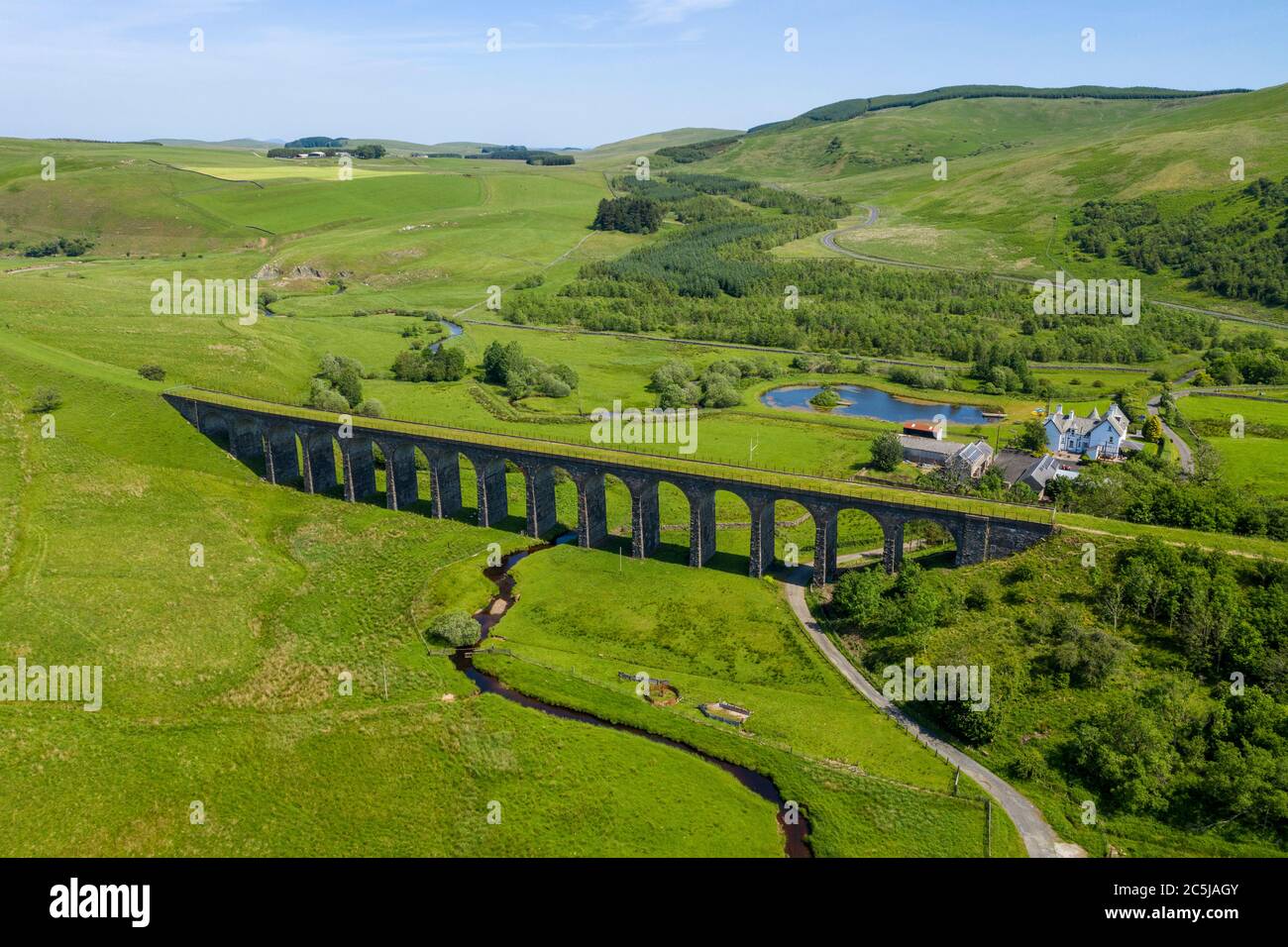 Il viadotto Shankend vicino Hawick ai confini scozzesi. Il viadotto sulla Waverley Line è stato chiuso nel 1969 a seguito della relazione Beeching. Foto Stock