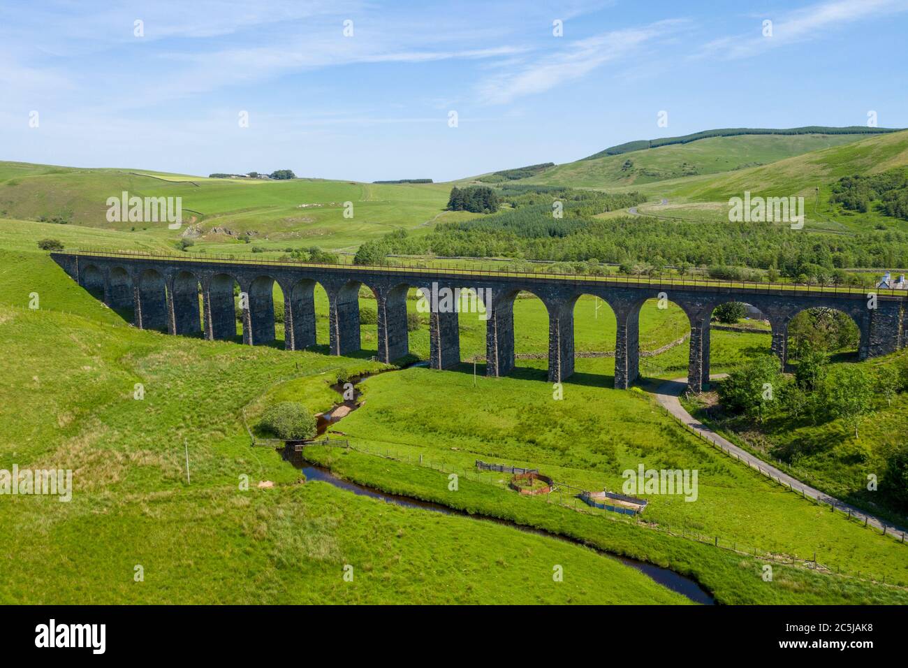 Il viadotto Shankend vicino Hawick ai confini scozzesi. Il viadotto sulla Waverley Line è stato chiuso nel 1969 a seguito della relazione Beeching. Foto Stock