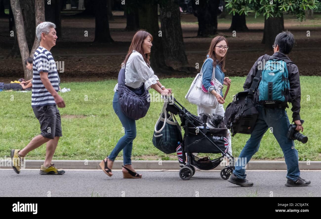 Persone che si trovano a Yoyogi Park, Tokyo, Giappone Foto Stock