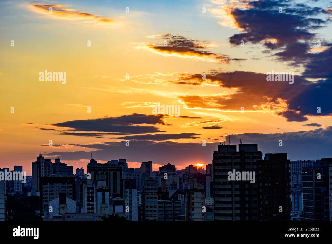 Vista urbana della città di Belo Horizonte in Minas Gerais al tramonto con i suoi edifici e le luci Foto Stock
