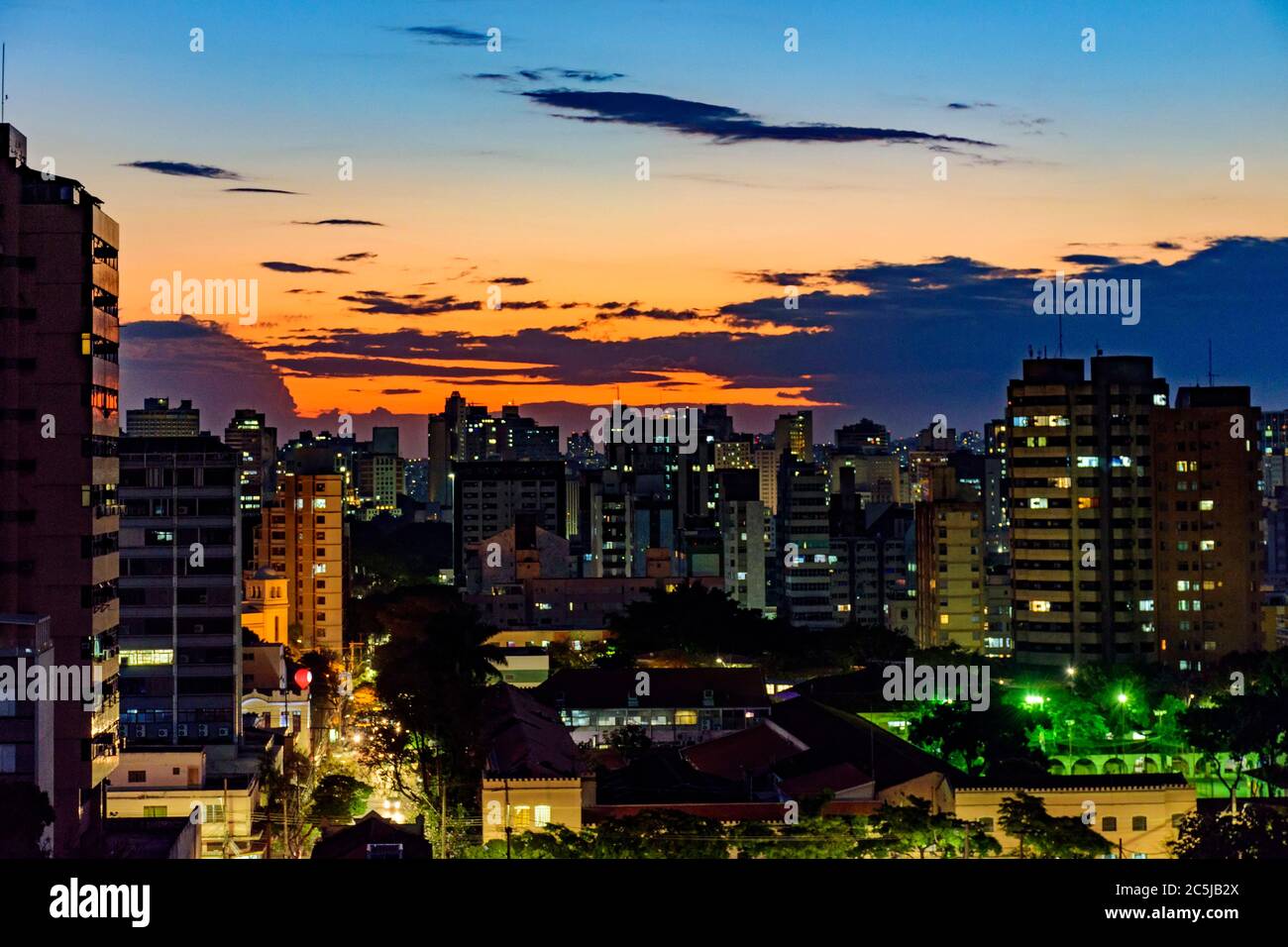 Vista urbana della città di Belo Horizonte in Minas Gerais al tramonto con i suoi edifici e le luci Foto Stock