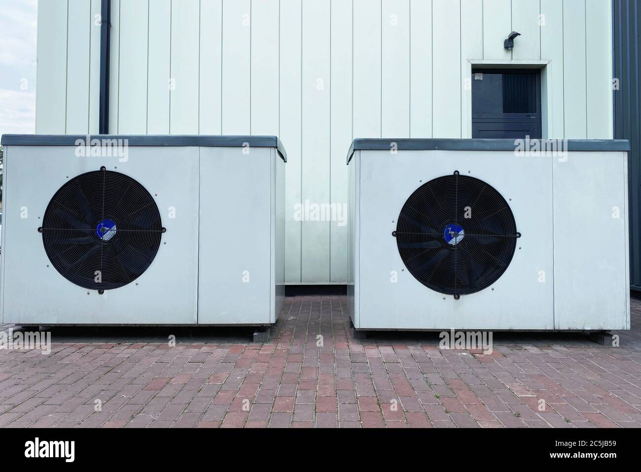 Gruppo di climatizzazione. Impianto di climatizzazione a refrigerazione e set di batterie. Aria di raffreddamento del condizionatore commerciale. Foto Stock