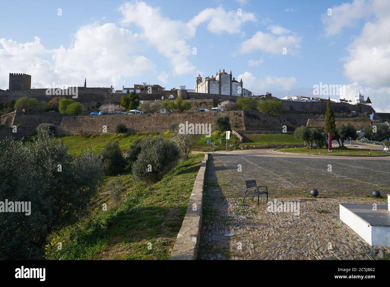 Villaggio di Monsaraz visto dall'esterno ad Alentejo, Portogallo Foto Stock