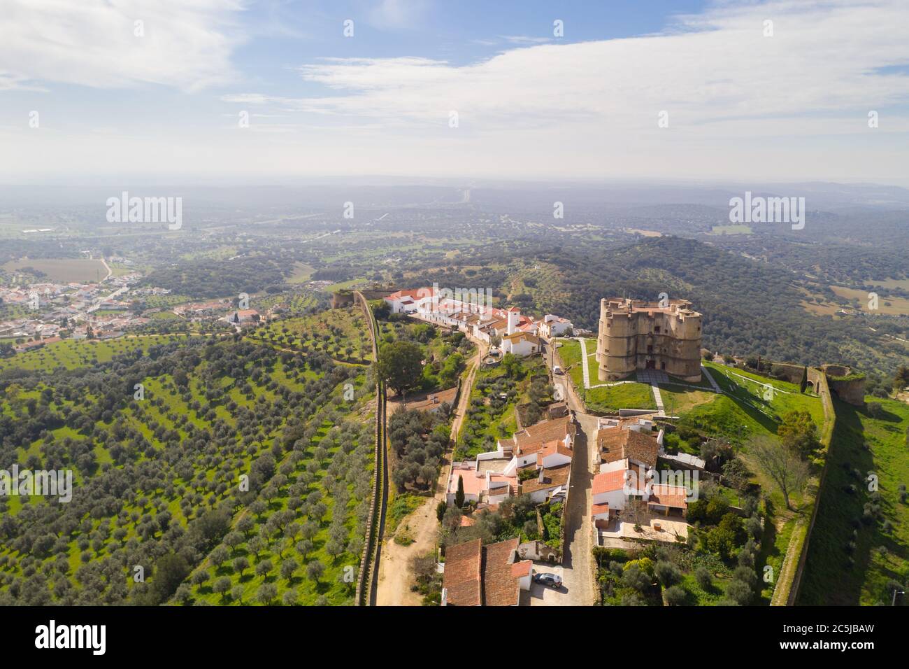 Evoramonte drone vista aerea del villaggio e del castello di Alentejo, Portogallo Foto Stock