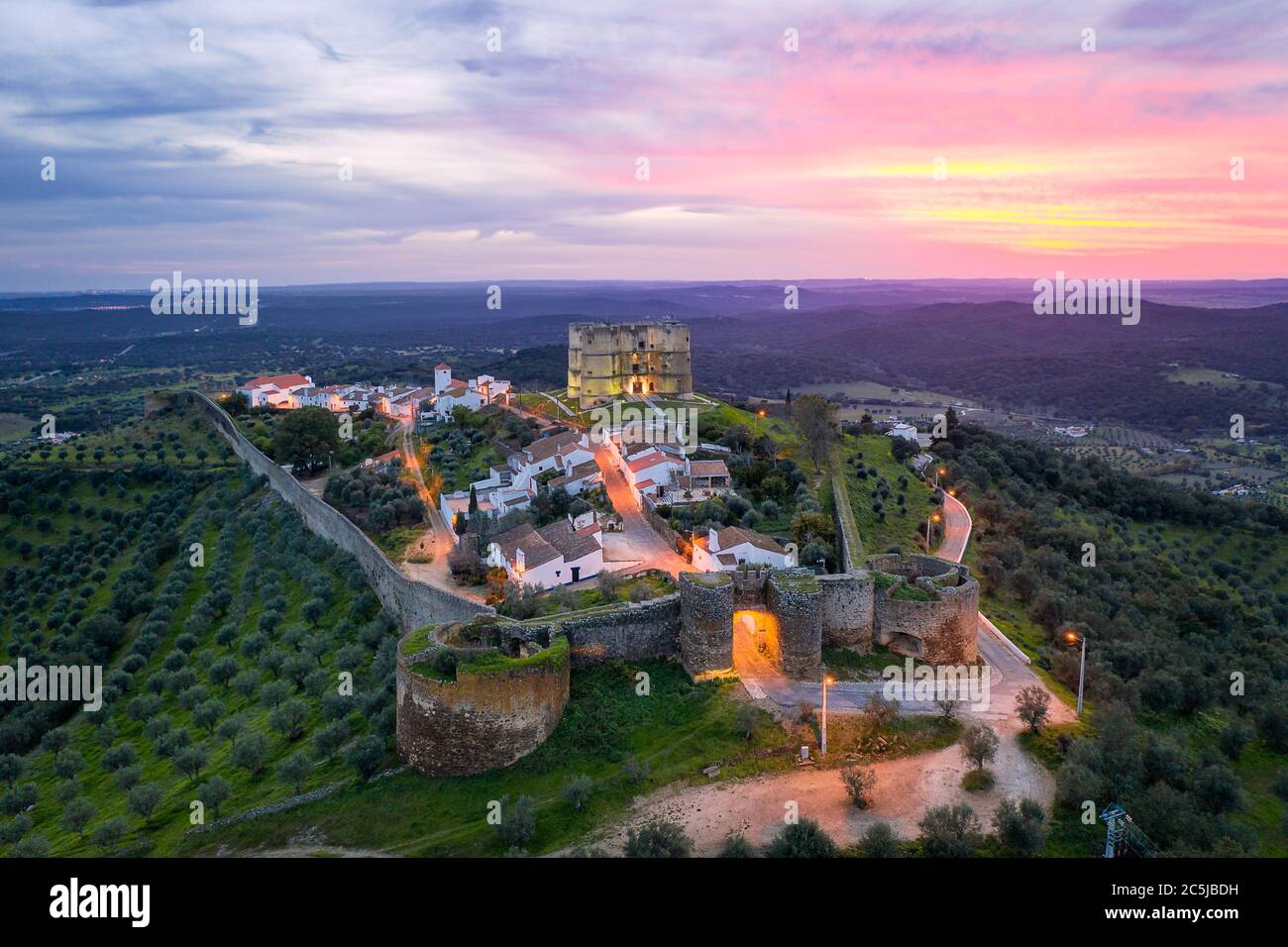 Drone Evoramonte vista aerea del villaggio e del castello al tramonto ad Alentejo, Portogallo Foto Stock