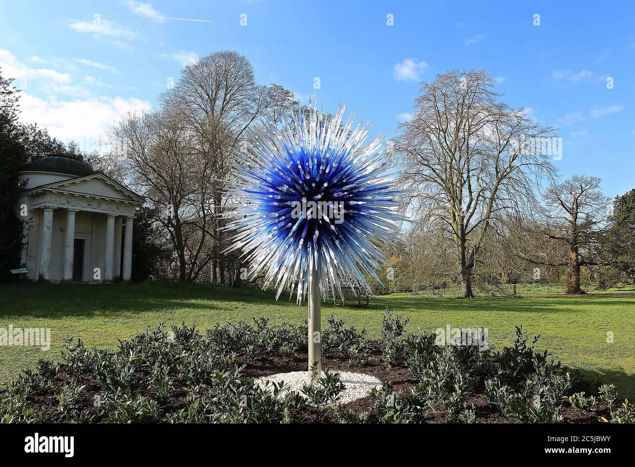 32 installazioni d'arte erano situate attraverso i Giardini in una grande varietà di luoghi. Mentre i visitatori entrano attraverso Victoria Gate, hanno visto Sapphire Star, le singole forme di vetro soffiato di cui si irradiano verso l'esterno per creare un'esperienza visiva celeste. Il colore blu vibrante di Sapphire Star è altamente concentrato al centro, dove i singoli elementi di vetro si incontrano e diventano sempre più opachi. Le punte acromatiche e traslucide dell'opera riflettono la luce e ne aggiungono un'intensa radiosità. L'opera di Chihuly è stata esposta in più di 240 musei in tutto il mondo nella sua carriera di 50 anni . Foto Stock