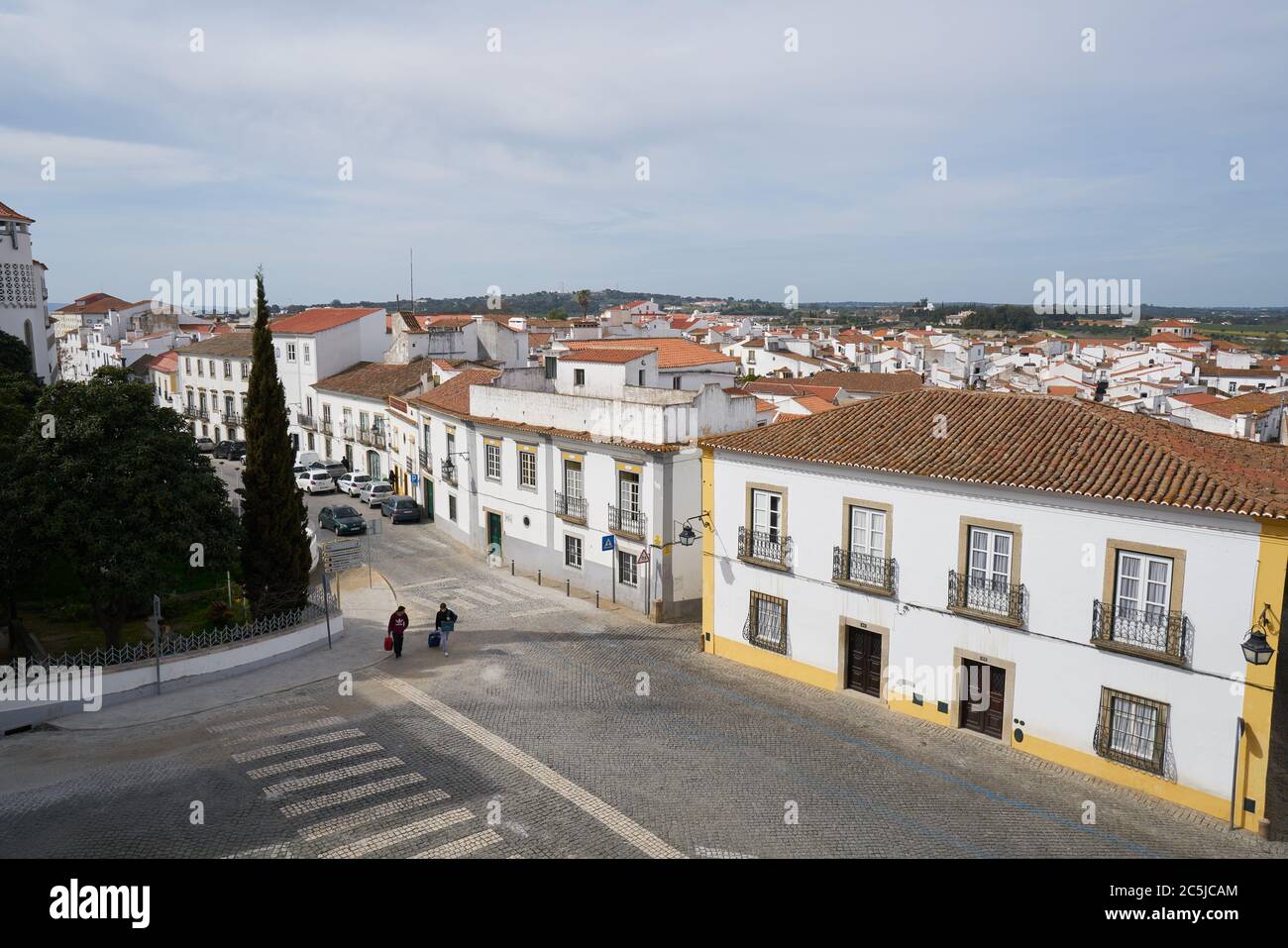 Vista sulla via centrale di Evora ad Alentejo, Portogallo Foto Stock
