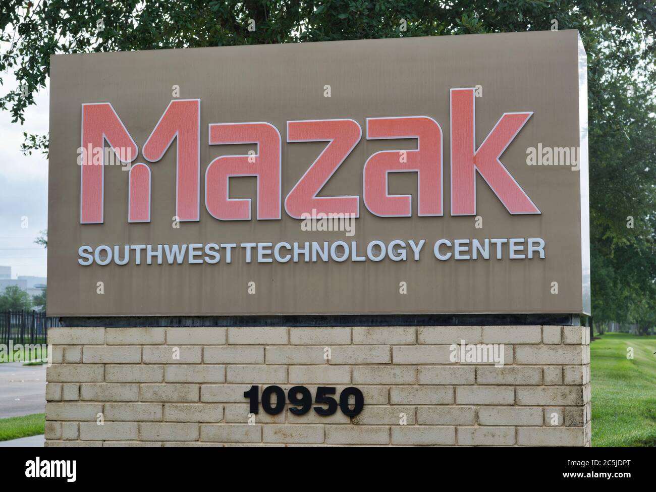 Houston, Texas/USA 07/03/2020: Mazak business sign a Houston, Texas. Centro tecnologico sud-ovest. Azienda giapponese di costruttori di macchine utensili fondata nel 1919. Foto Stock
