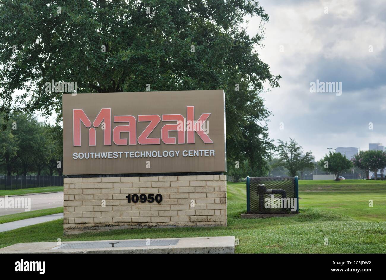 Houston, Texas/USA 07/03/2020: Mazak business sign a Houston, Texas. Centro tecnologico sud-ovest. Azienda giapponese di costruttori di macchine utensili fondata nel 1919. Foto Stock