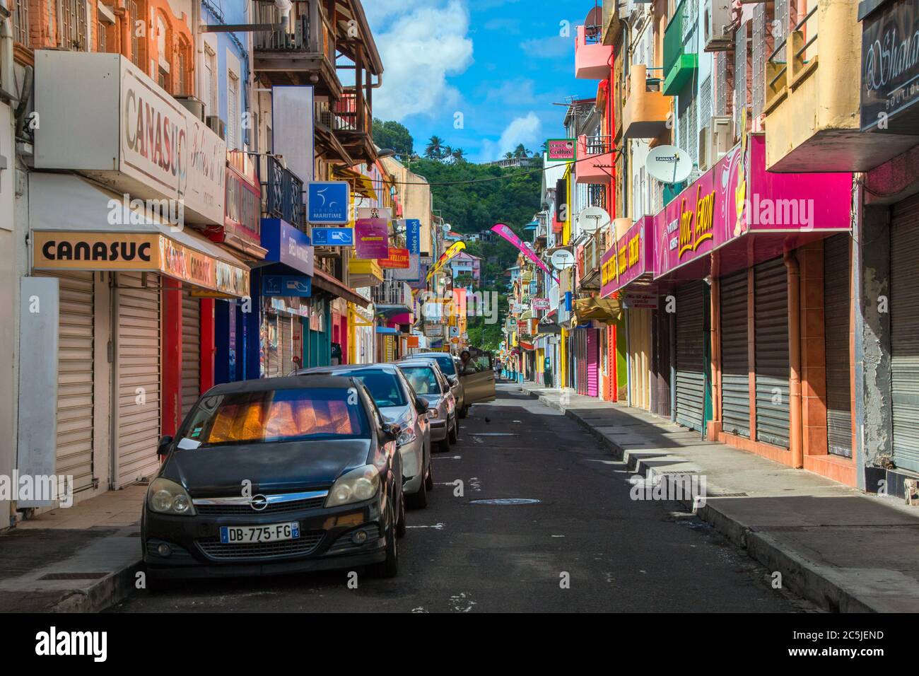 martinica, edifici colorati presso il porto in Martinica, Fort-de-France, vista della città dal porto, martinica strada Foto Stock