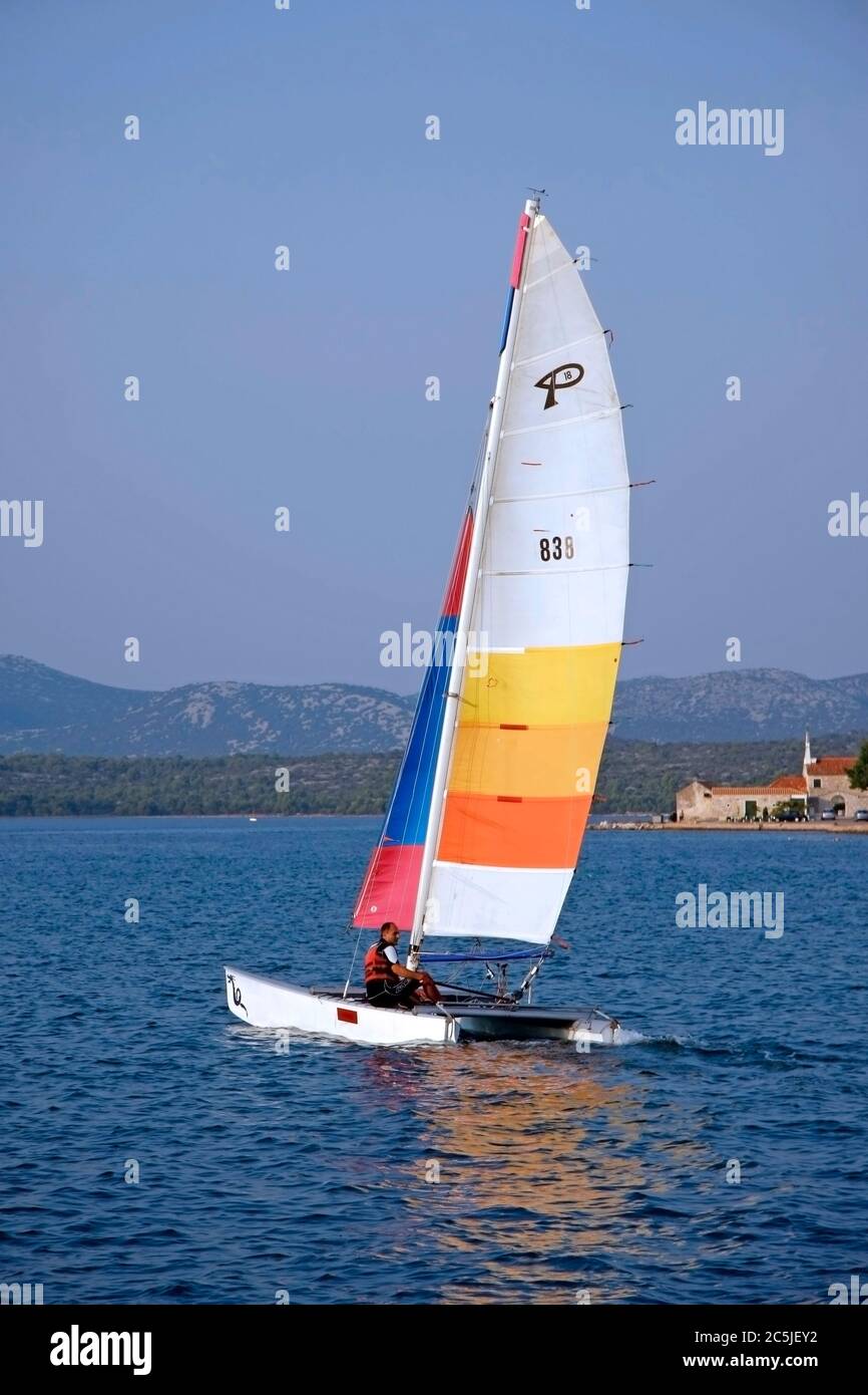 Piccolo catamarano durante la regata vela Latina Foto stock - Alamy