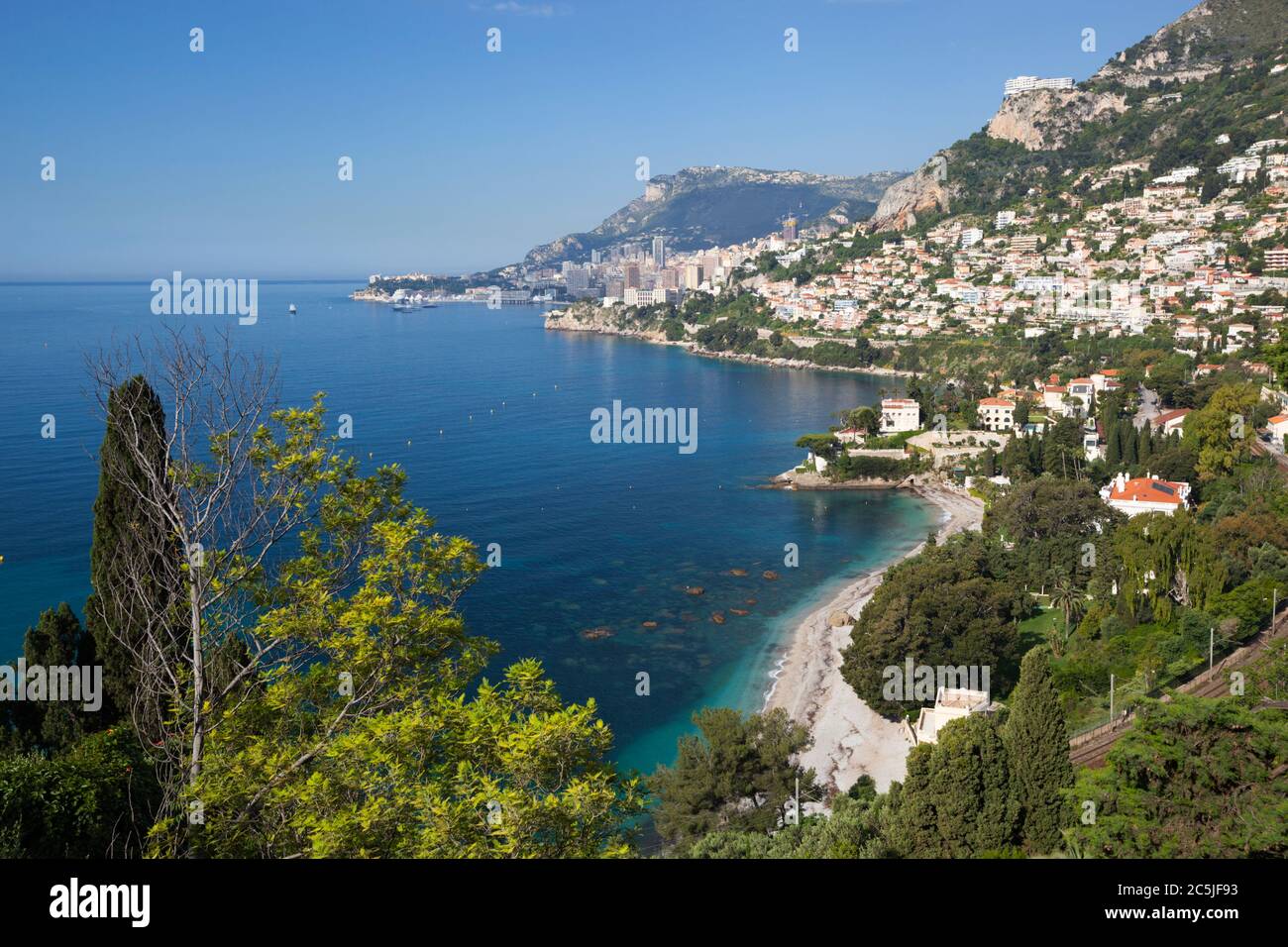 Vista lungo la baia di Roquebrune a Monte Carlo, Roquebrune-Cap-Martin, Provenza-Alpi-Costa Azzurra, Francia, Europa Foto Stock