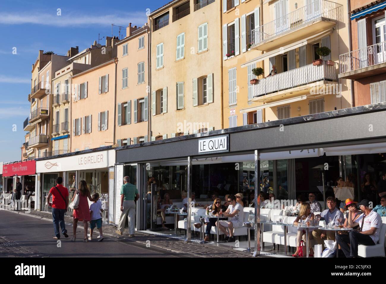 Caffè in porto, Saint-Tropez, Var, Provenza-Alpi-Costa Azzurra, Francia, Europa Foto Stock