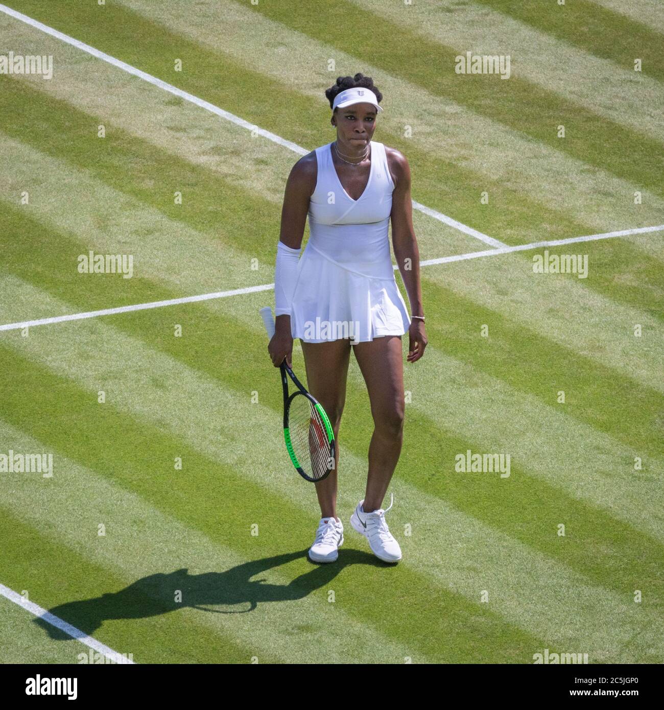 Il tennista americano Venus Williams in una partita ai Campionati 2018, Wimbledon All England Lawn Tennis Club, Londra, UK Foto Stock