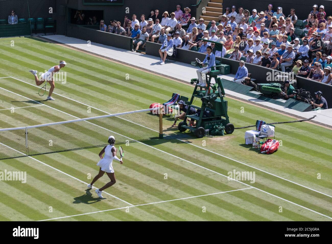 Il giocatore americano di tennis Venus Williams in una partita contro Kiki Mertens, i Campionati 2018, Wimbledon All England Lawn Tennis Club, Londra, Regno Unito Foto Stock