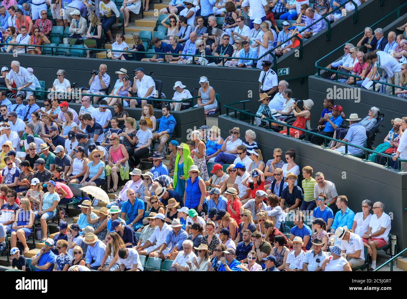 Folla di spettatori sul campo 1 al Championships 2018, Wimbledon All England Lawn Tennis Club, Londra, Regno Unito Foto Stock
