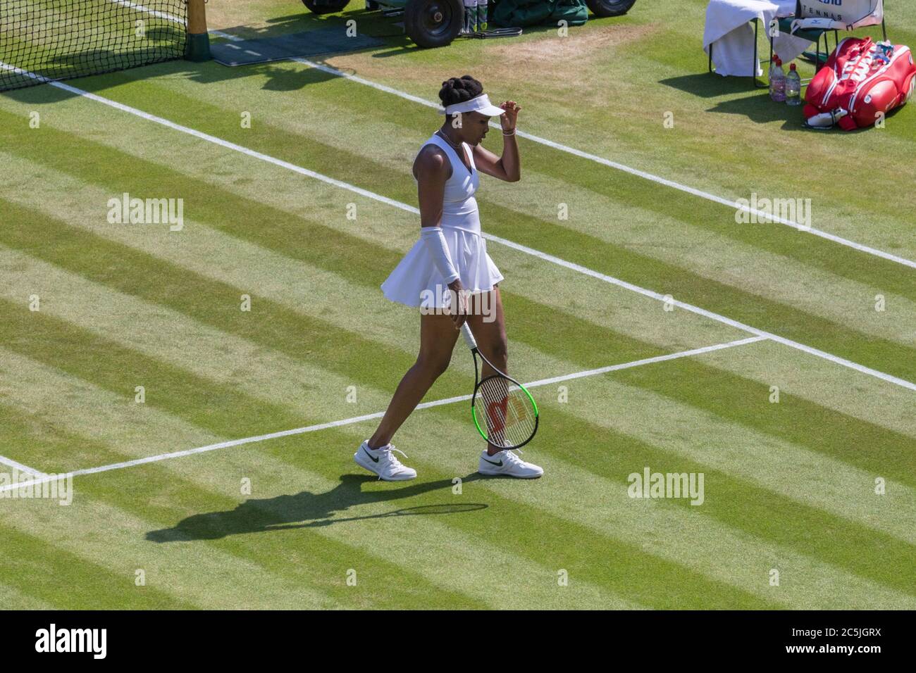Il tennista americano Venus Williams in abito bianco sul campo in una partita a Wimbledon 2018, Londra, Regno Unito Foto Stock