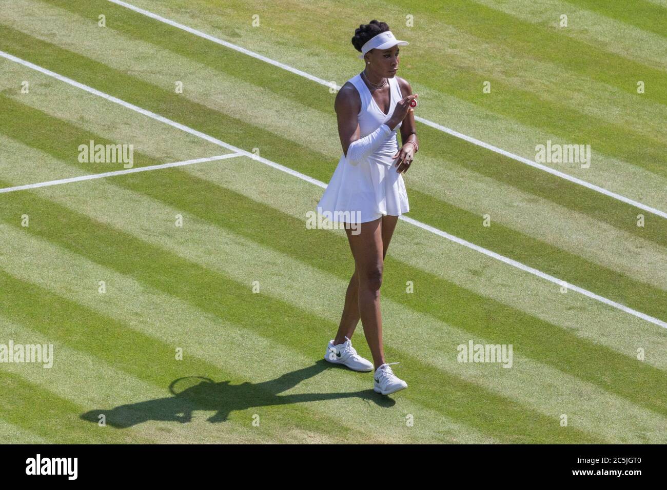 Il tennista americano Venus Williams in abito bianco sul campo in una partita a Wimbledon 2018, Londra, Regno Unito Foto Stock