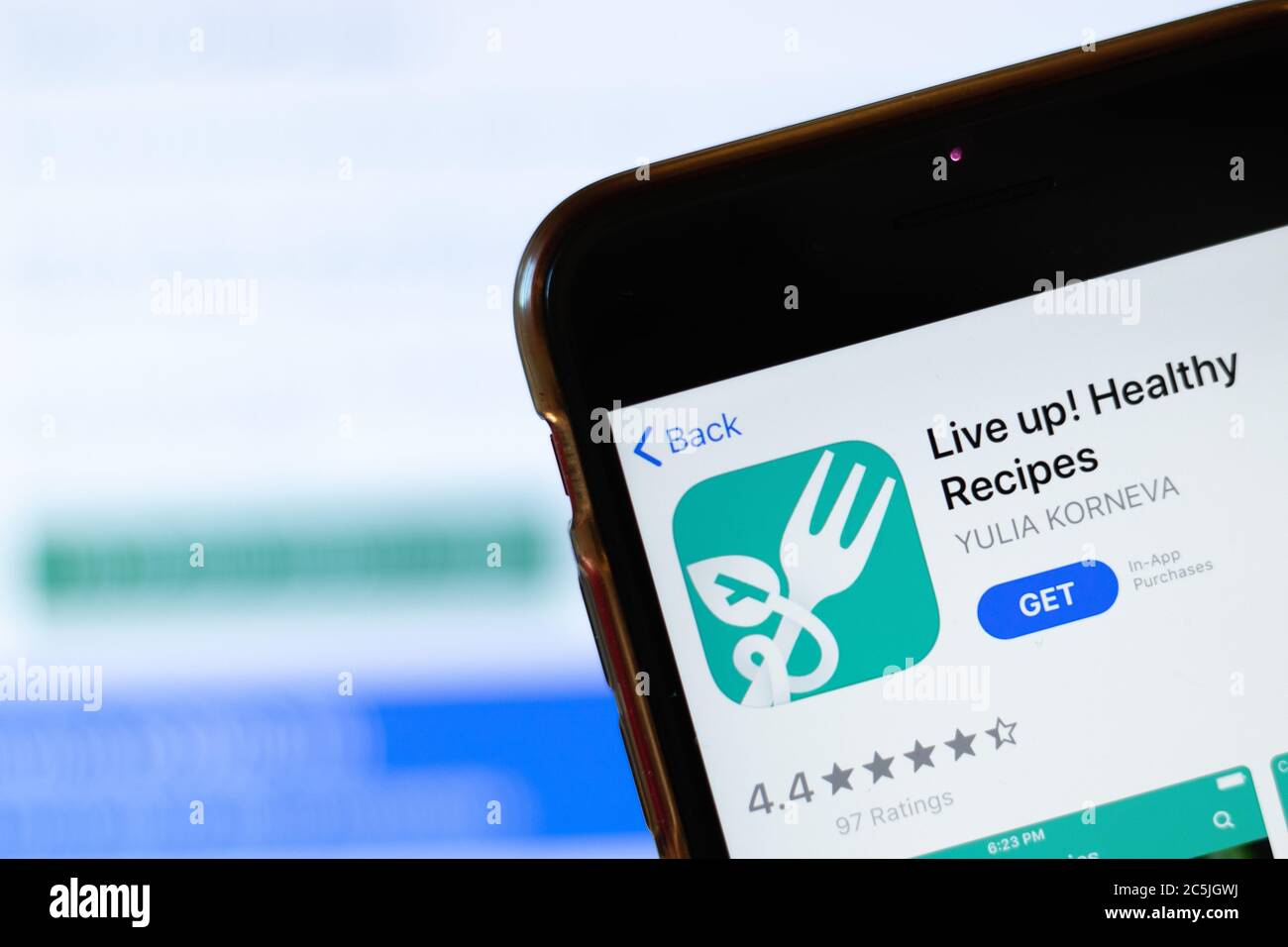 Mosca, Russia - 1 giugno 2020: Live Up Recipes sano logo app mobile sullo schermo del telefono, primo piano icona, editoriale illustrativo Foto Stock