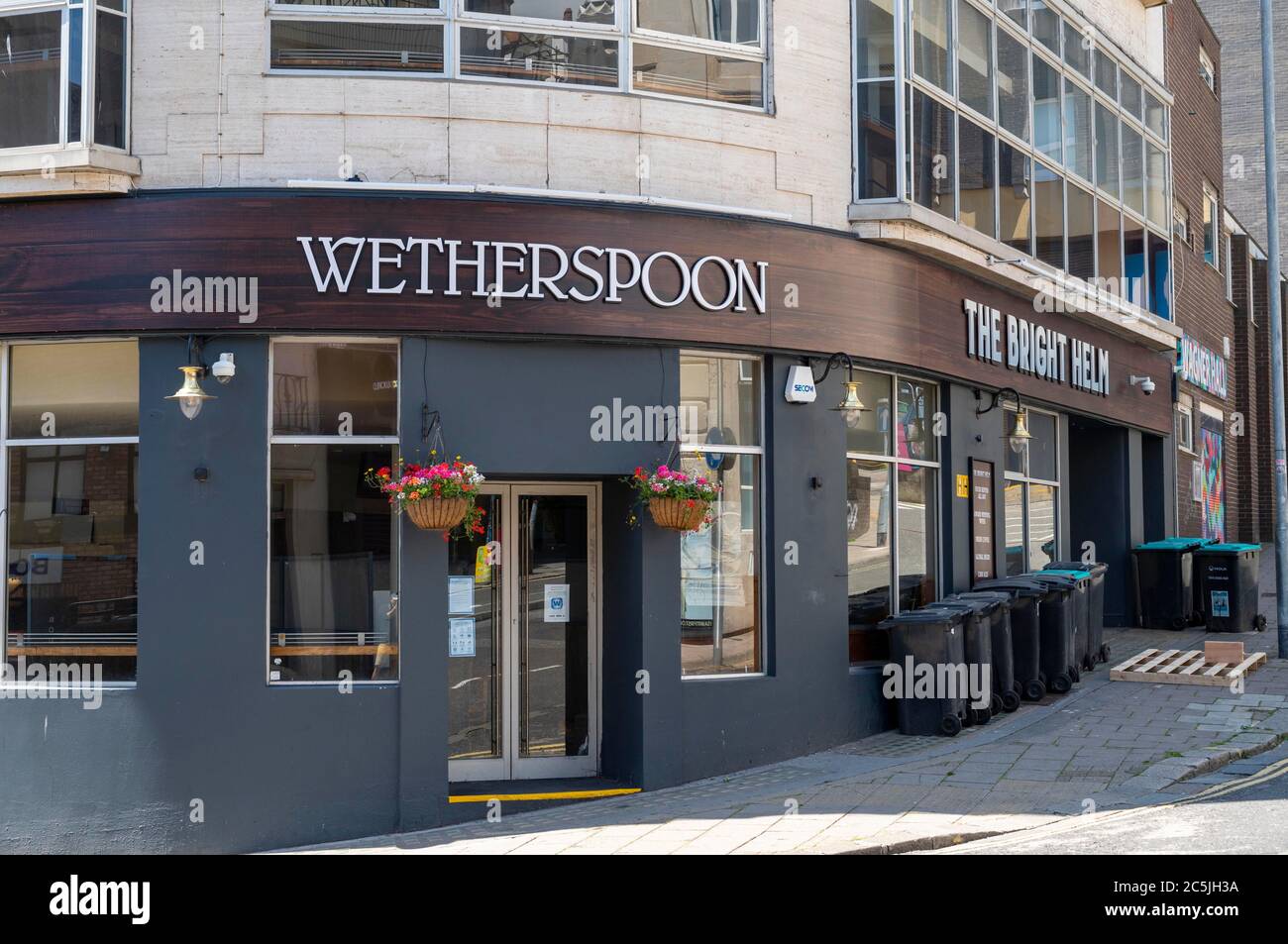 Il luminoso pub e bar Helm Wetherspoon in West Street Brighton UK Foto Stock