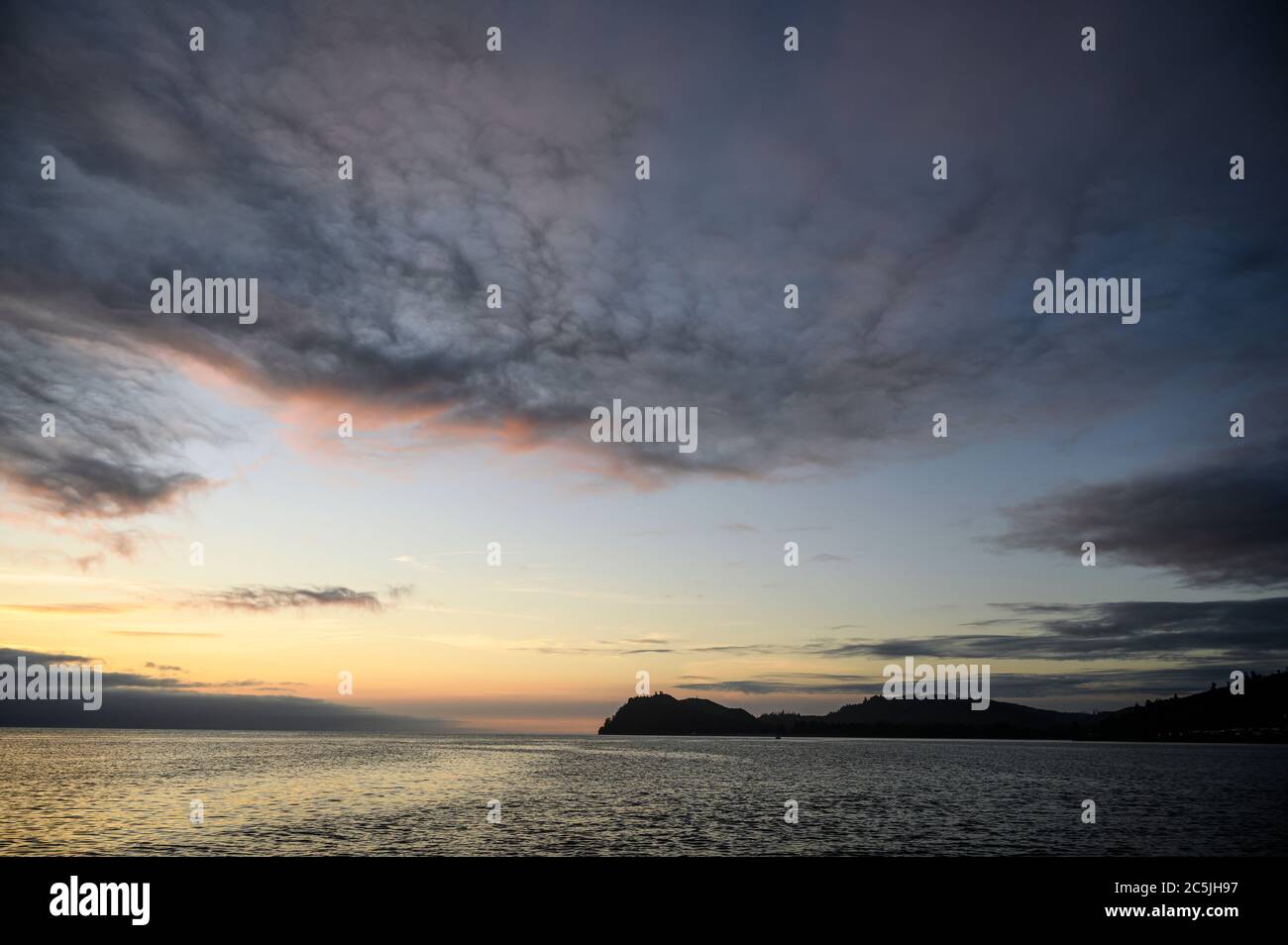 Stretto di Juan de Fuca all'alba da una barca Foto Stock