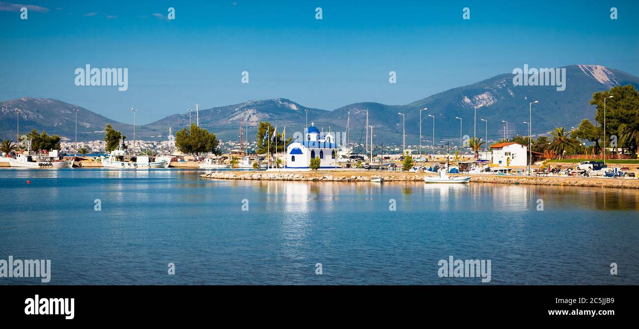 Calcis, Grecia, 5 maggio 2019: Paesaggio del mare di Calcis con il fenomeno unico chiamato ''acqua pazza'' Euboea Grecia. Uso editoriale. Foto Stock