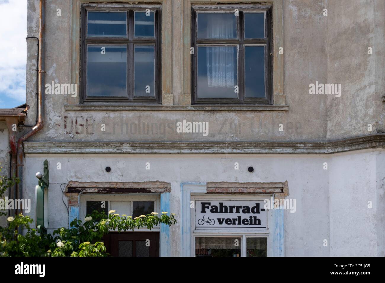 Hiddensee, Germania. 05 giugno 2020. L'ex casa convalescente di FDGB "Zur Ostsee" è uno dei pochi edifici sull'isola di Hiddensee, nel Mar Baltico, che stanno decadendo visibilmente. Credit: Fahren/dpa-Zentralbild/ZB/dpa/Alamy Live News Foto Stock