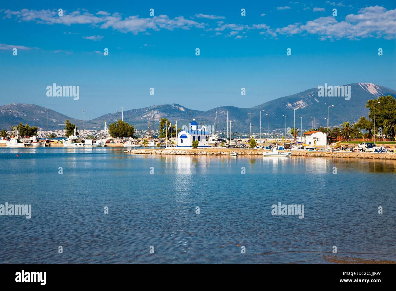 Calcis, Grecia, 5 maggio 2019: Paesaggio del mare di Calcis con il fenomeno unico chiamato ''acqua pazza'' Euboea Grecia. Uso editoriale. Foto Stock