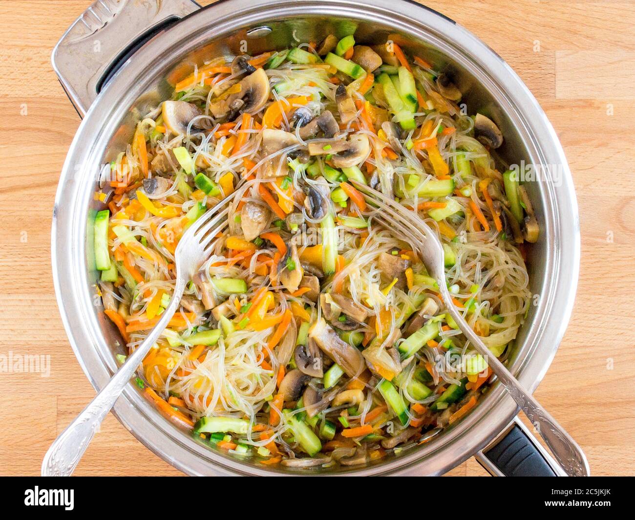 Fjunchoza con funghi e verdure. Ingredienti misti in una padella, vista dall'alto. Foto Stock