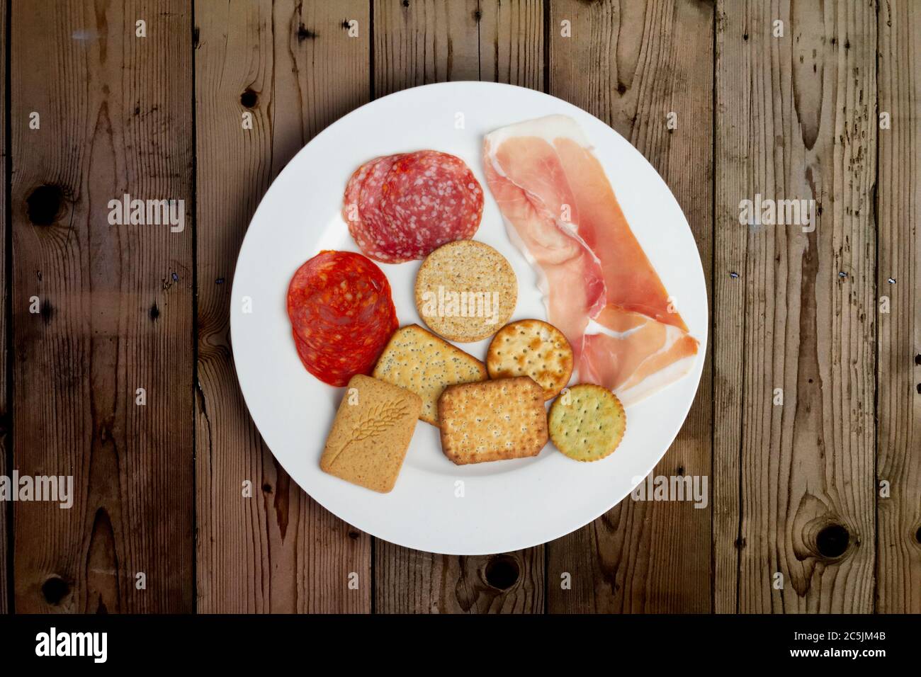 Piatto di salumi e biscotti salati Foto Stock