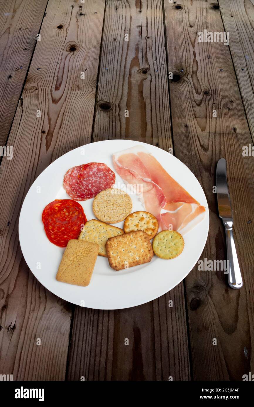 Piatto di salumi e biscotti salati Foto Stock