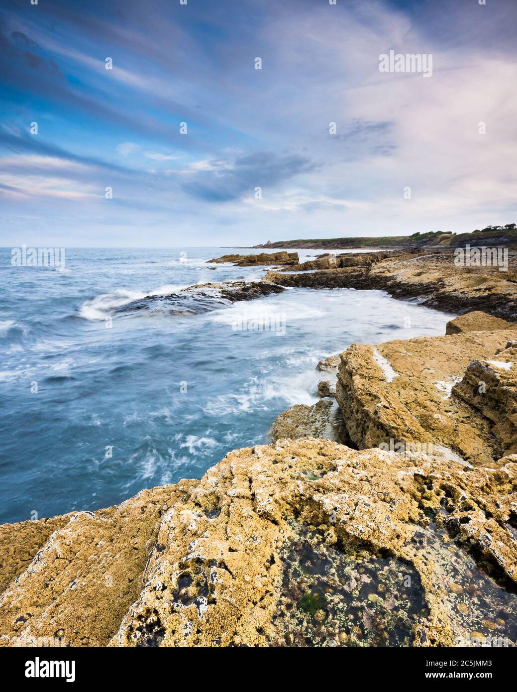 Un colorato caldo tramonto autunnale serale al tramonto al tramonto nel Northumberland su una passeggiata da Howick a Cricer lungo la costa. Foto Stock