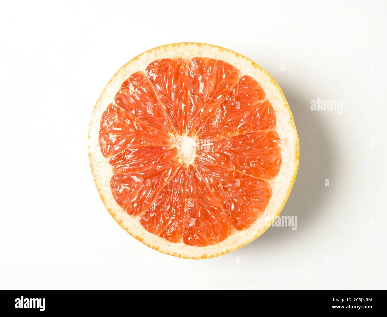 Mezzo grapefuit rosa centrato su uno sfondo bianco Foto Stock