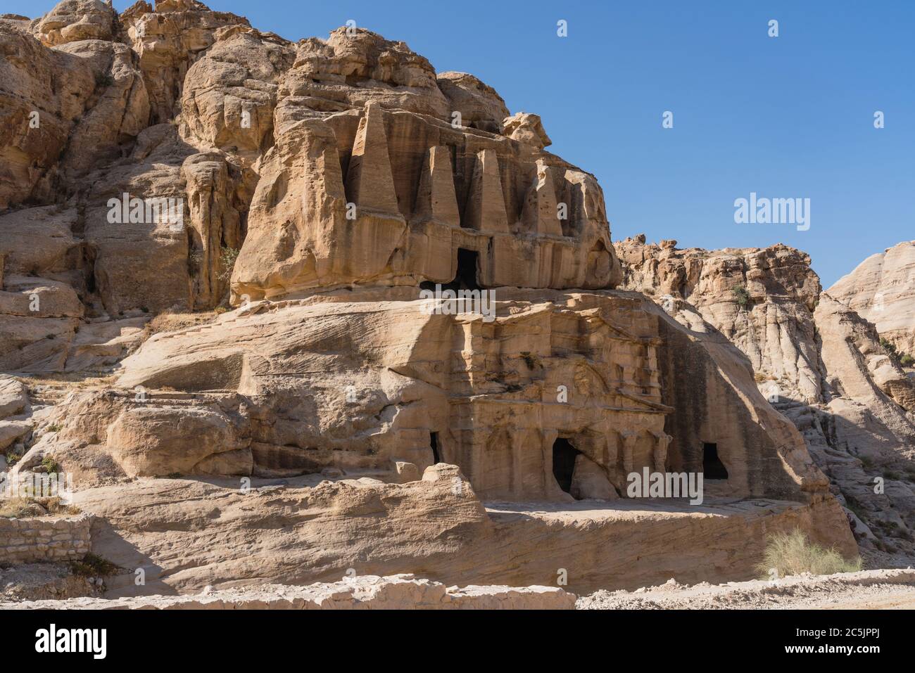 Giordania, Petra, la Tomba dell'Obelisco nelle rovine della città nabataea di Petra nel Parco Archeologico di Petra, patrimonio dell'umanità dell'UNESCO. Il livello inferiore è un triclinio o sala banchetti utilizzata nei riti funerari. Foto Stock