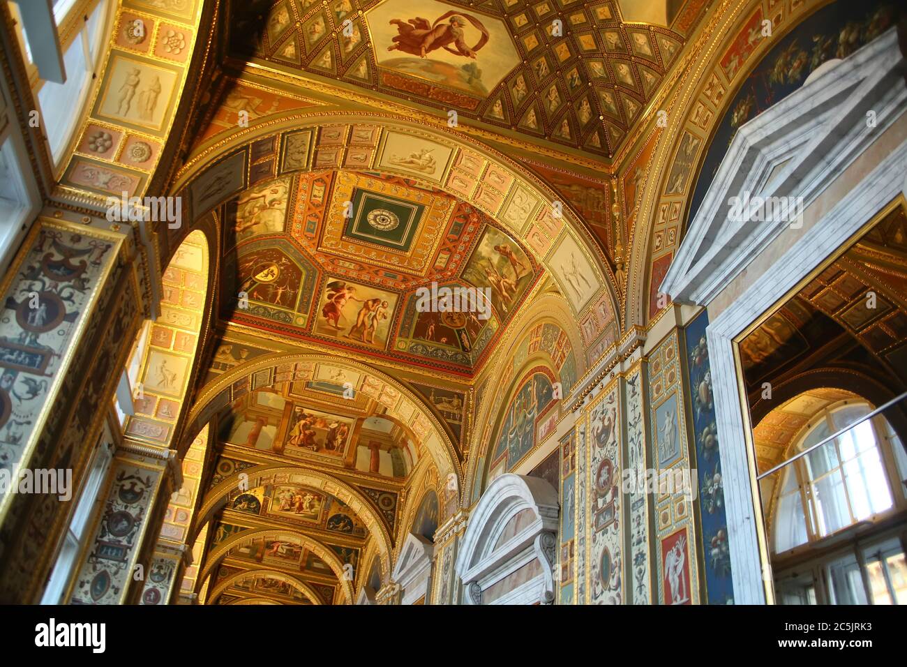 Le logge di Raffaello o logge Vaticane sono uno spazio di corridoio nel Palazzo Apostolico, San Pietroburgo, Russia. Foto Stock