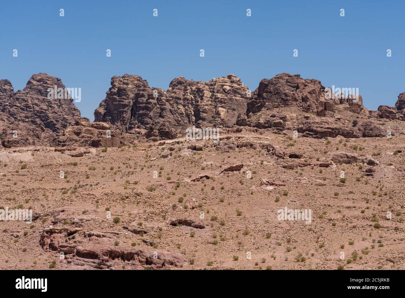 Giordania, Petra, aride montagne desertiche che circondano le rovine della città nabataea di Petra nel Parco Archeologico di Petra è un Parco Nazionale Giordano e un sito Patrimonio Mondiale dell'UNESCO. Foto Stock