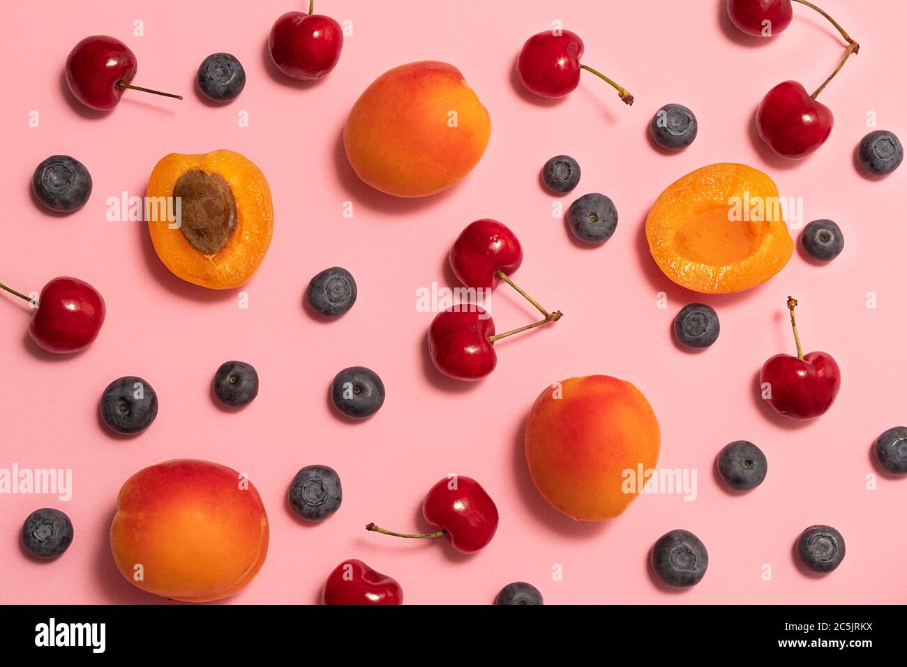 Vista dall'alto su frutta fresca estiva e sfondo di bacche, piatto, carta da parati Foto Stock