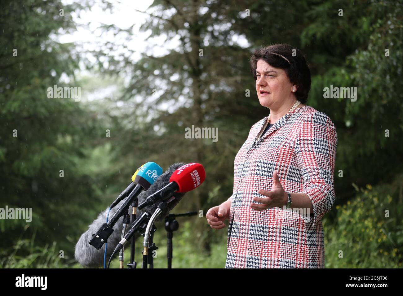 Primo Ministro Arlene Foster durante una conferenza stampa presso la sede della Parrocchia di Colebrooke, in Co. Fermanagh, ha reagito alla precedente conferenza stampa del Vice primo Ministro Michelle o'Neill. Foto Stock