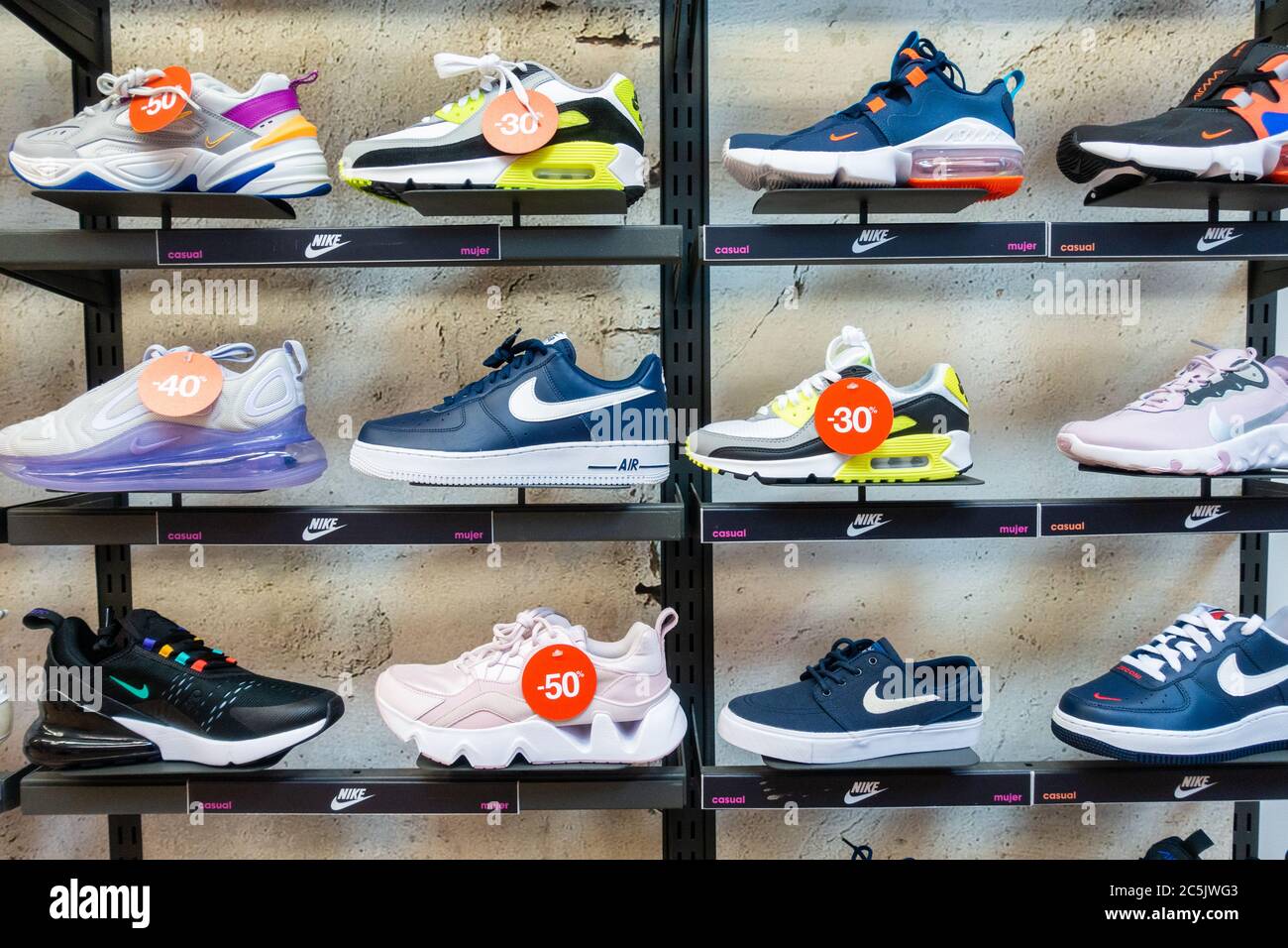 Scarpe Nike, scarpe casual, calzature, esposizione in negozio. Foto Stock