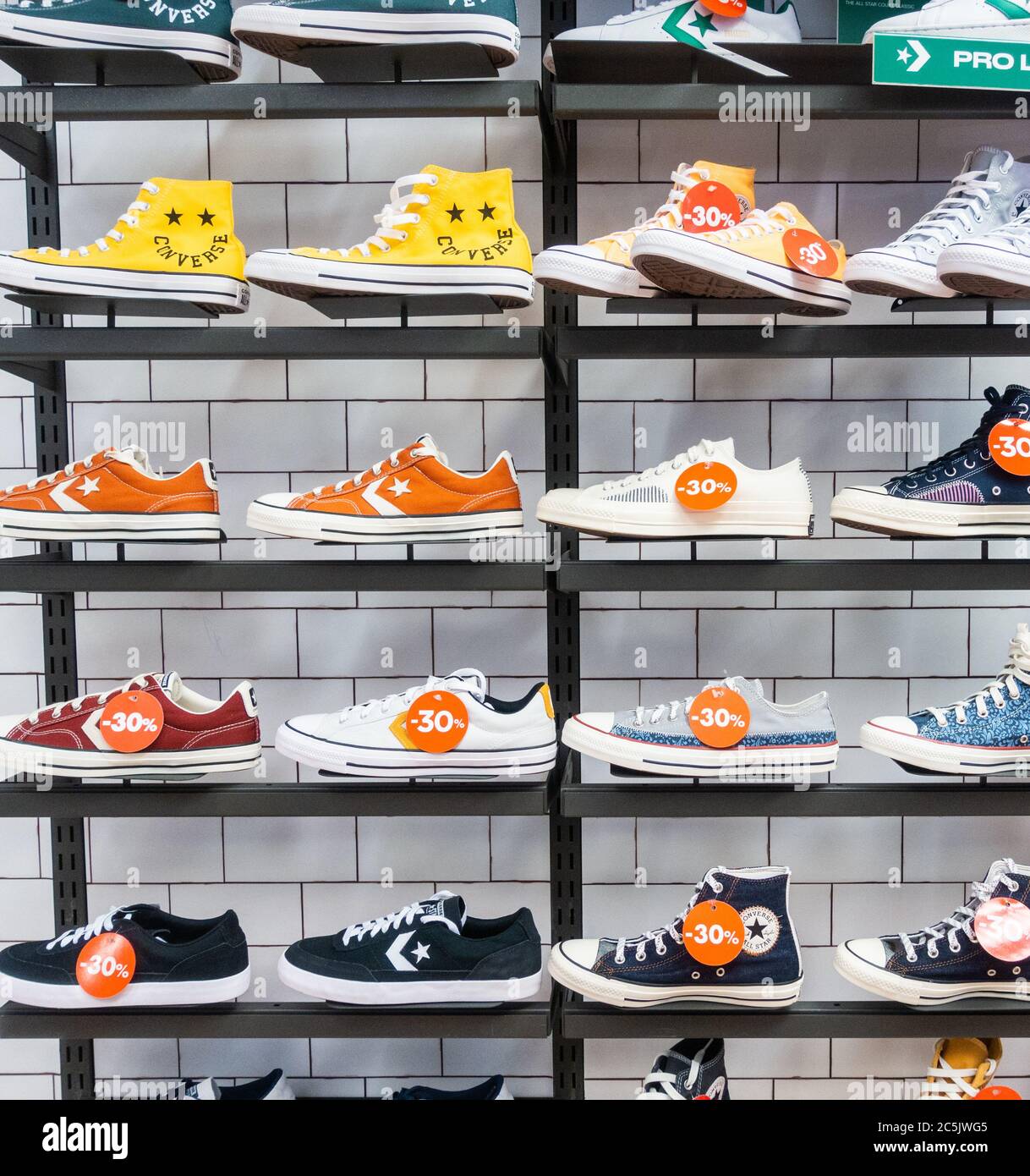 Converse scarpe casual, scarpe da ginnastica, negozio di calzature. Foto Stock
