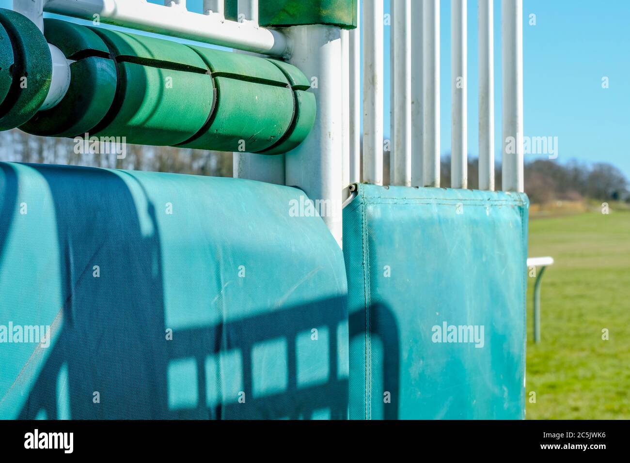 Scatola Di Partenza E Tornelli Da Corsa Di Cavalli Professionali Visti In Un Campo Di Allenamento Pianeggiante In Una Famosa Citta Inglese Foto Stock Alamy