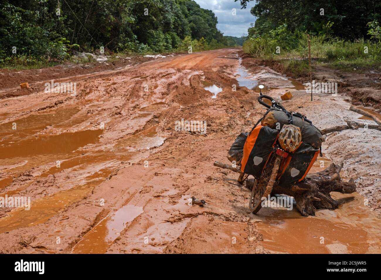 La strada sterrata Linden-Lethem, che attraversa la giungla di Guyana, in Sud America, è sporca e fangosa Foto Stock