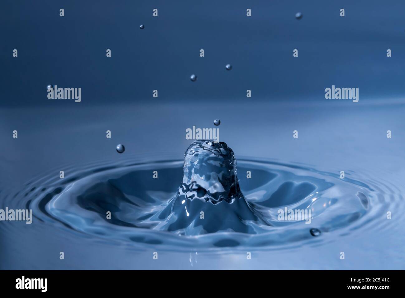 Goccia di acqua che sale di nuovo dopo immersione in acqua Foto Stock