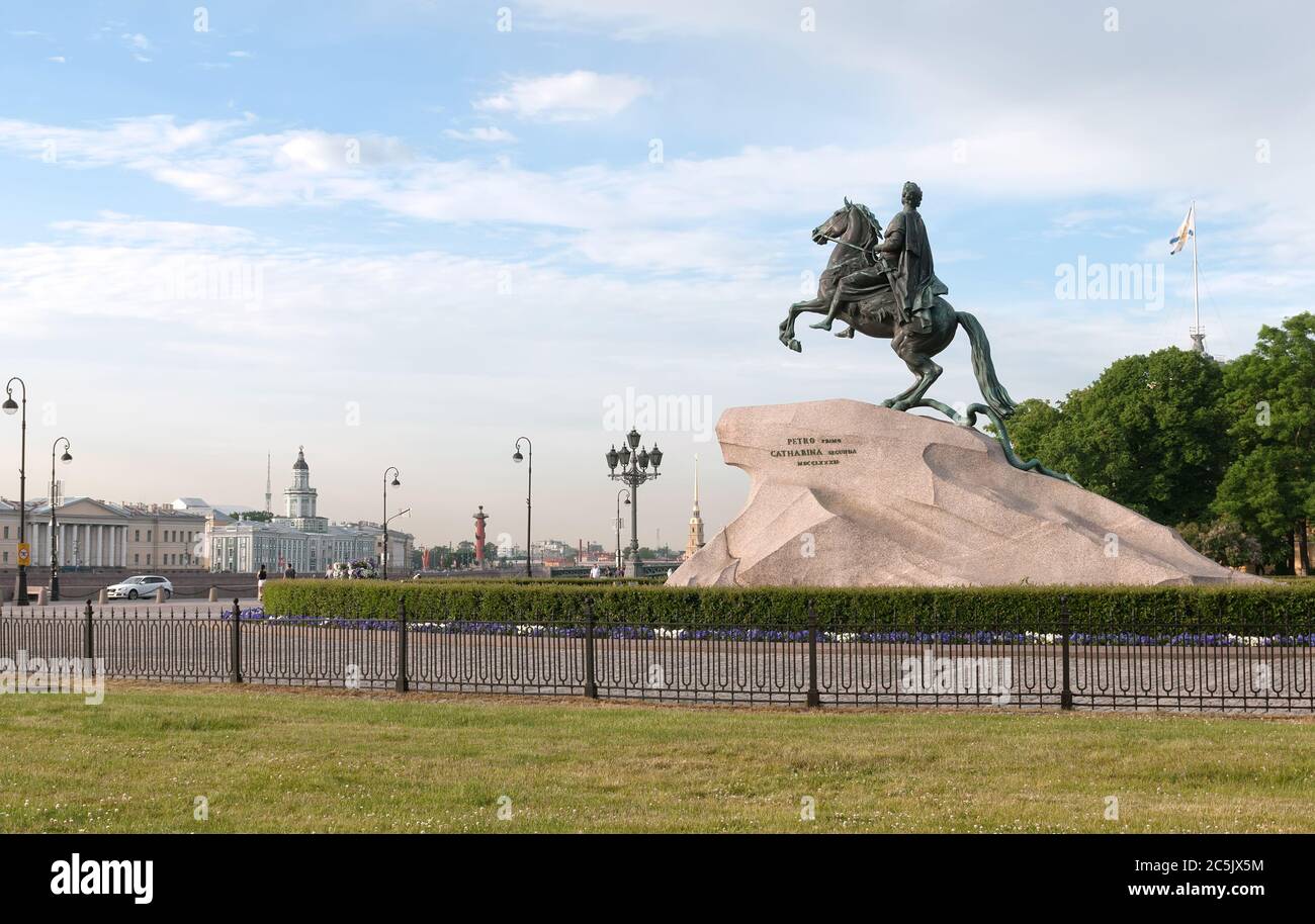 San Pietroburgo, Russia – 16 giugno 2020: Pietro il Grande statua di bronzo sulla Piazza del Senato nel centro storico della città Foto Stock