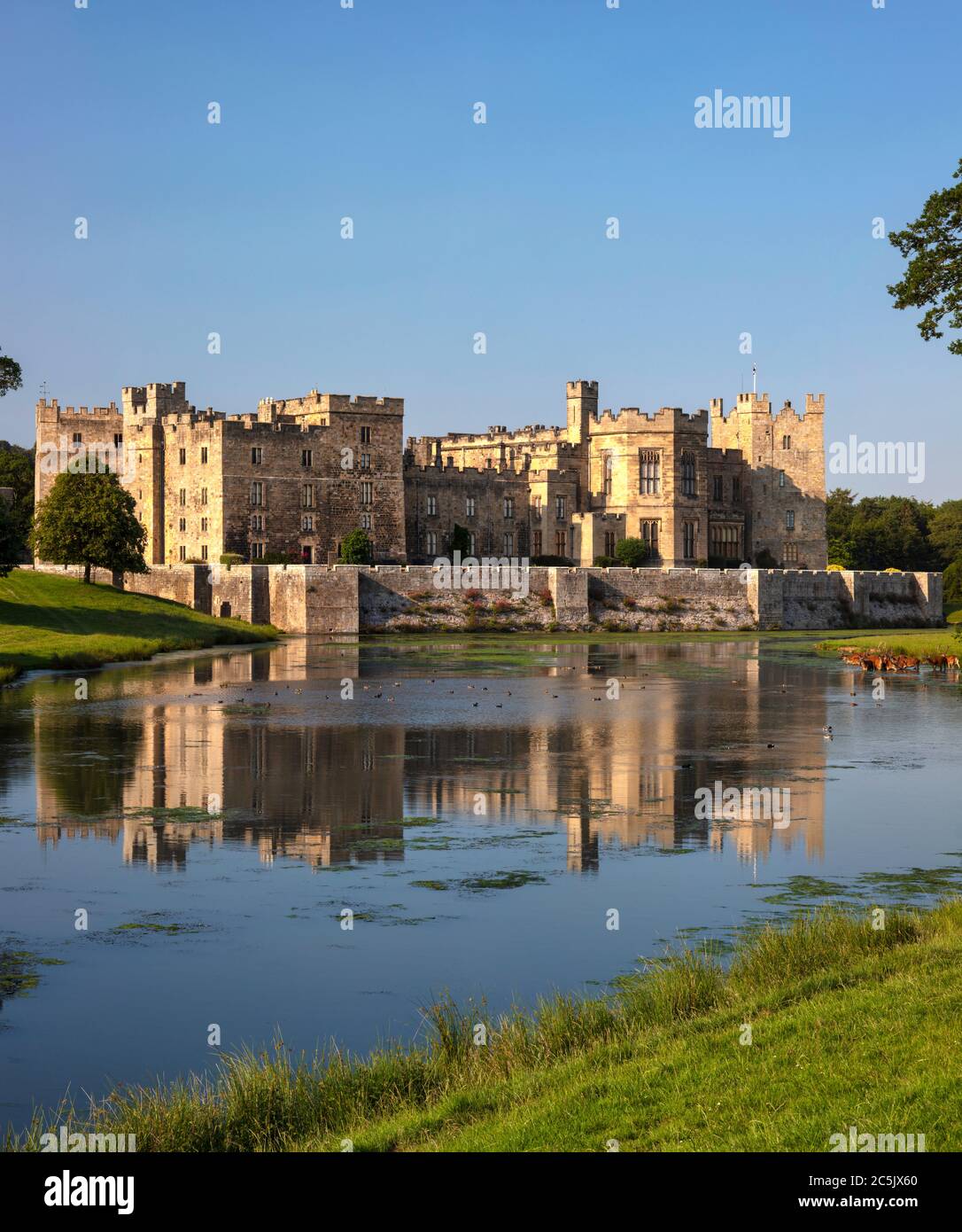 Vista diurna in estate del Castello di Raby a Staintrop, County Durham, Inghilterra, Regno Unito Foto Stock
