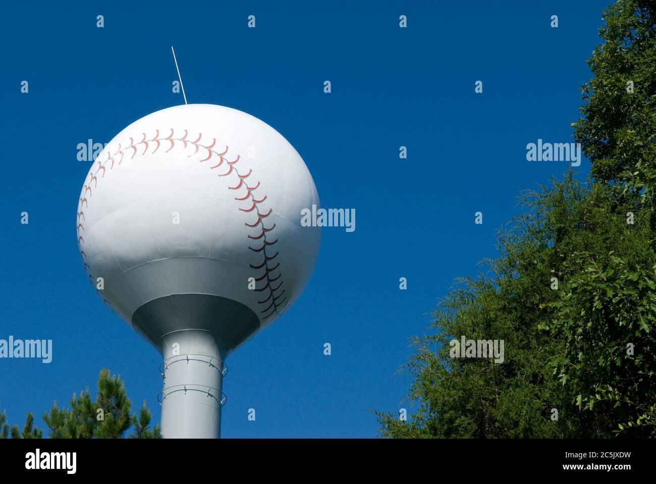 La gigantesca torre dell'acqua da baseball di Fort Mill, South Carolina Foto Stock