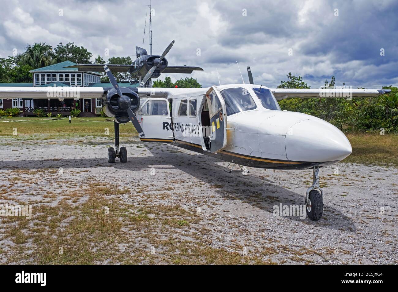 Aeromobili Britten-Norman Trislander della Roraima Airways presso l'aeroporto internazionale di Kieteur nel Parco Nazionale di Kieteur, Guyana, Sud America Foto Stock