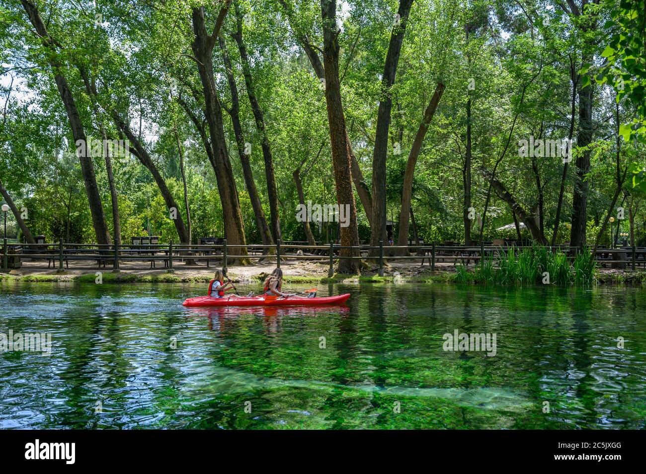 Il Parco del Grassano di Benevento è un bel parco ricco di alberi e di acqua ricca di zolfo. Foto Stock