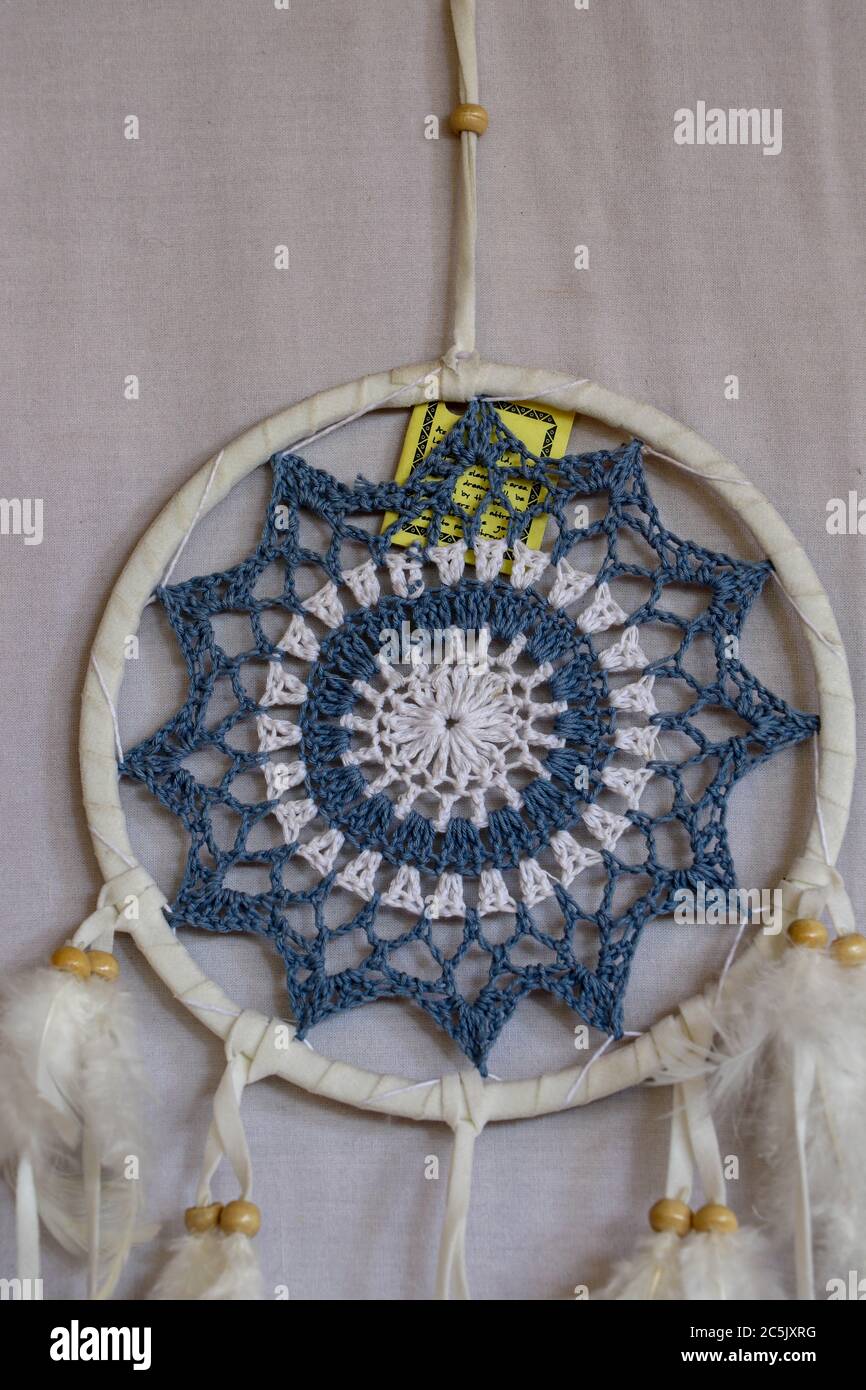 Blue Dreamcatcher con piume e perline isolate su sfondo bianco. Foto Stock
